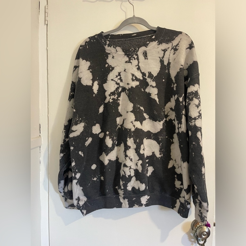 URBAN OUTFITTERS TYE-DYE UNISEX CREW NECK SWEATSHIRT !!